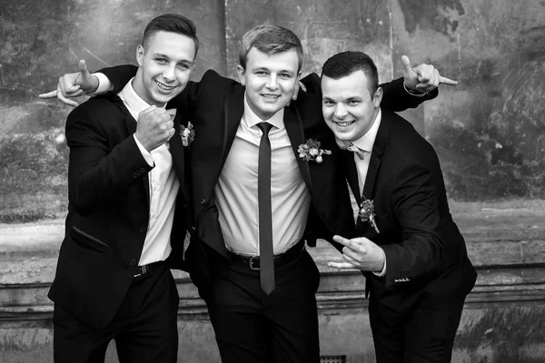 Yakışıklı şık damat ve sağdıç