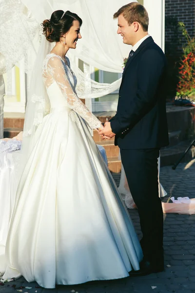 Romantic bride and groom — Stock Photo, Image