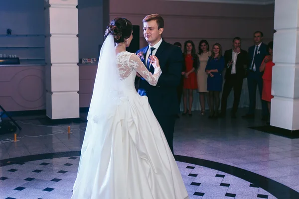 Belo conto de fadas recém-casado casal dançando — Fotografia de Stock