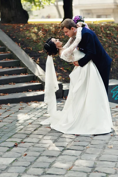 Casal romântico de recém-casados — Fotografia de Stock