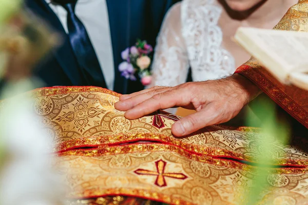 Mariée chrétienne et marié prenant des vœux — Photo