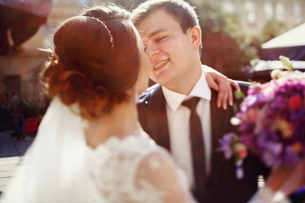 Romantiska bruden och brudgummen — Stockfoto