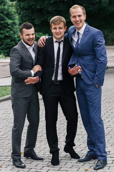 Knappe gelukkige bruidegom en groomsmen — Stockfoto