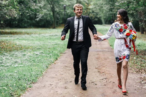 Glückliches Brautpaar zu Fuß — Stockfoto