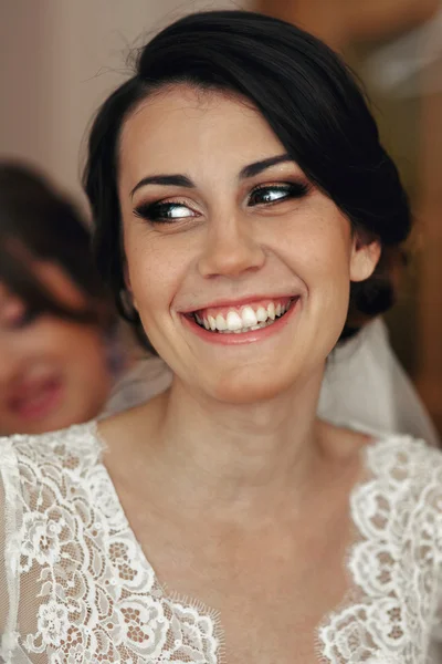 Веселая подружка невесты помогает невесте — стоковое фото