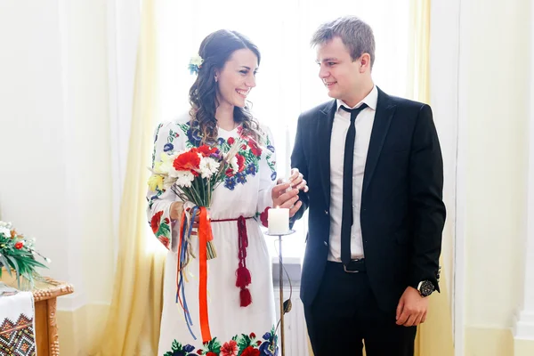 Novia y novio ucraniano tradicional — Foto de Stock