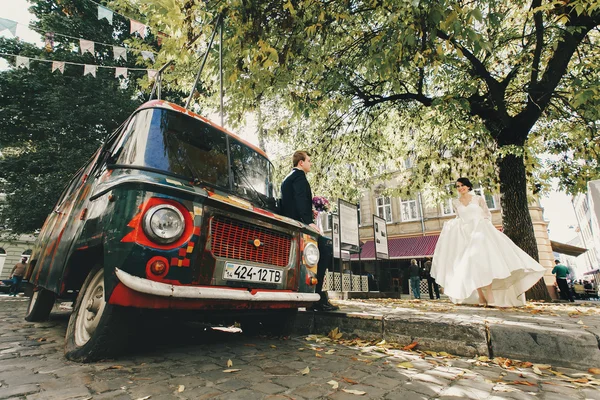 Pasangan romantis dekat retro van — Stok Foto