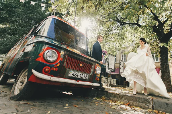 Casal romântico perto retro van — Fotografia de Stock