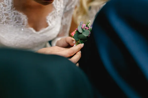 Bella sposa elegante in abito vintage — Foto Stock