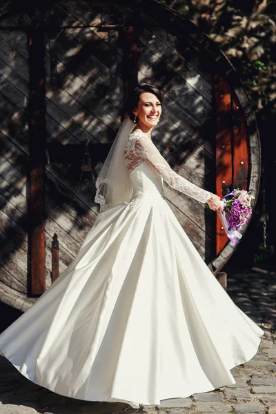 Bella sposa bruna in abito bianco — Foto Stock