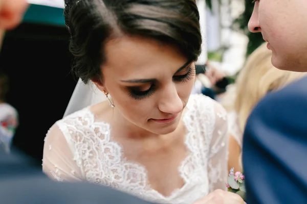 ヴィンテージのドレスで美しいエレガントな花嫁 — ストック写真