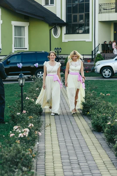 Красиві стильні подружок нареченої, ходьба — стокове фото