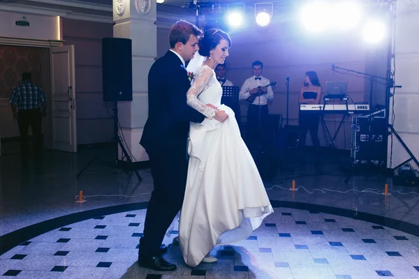 Krásné pohádkové novomanželský pár tančící — Stock fotografie
