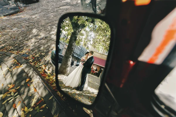 ハグのロマンチックな新婚カップル — ストック写真