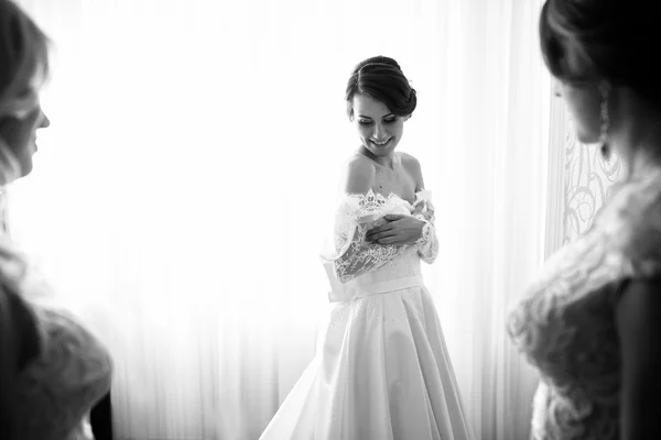 美しいブルネットの花嫁とブライドメイド — ストック写真