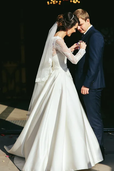 Belos recém-casados posando na igreja cristã — Fotografia de Stock