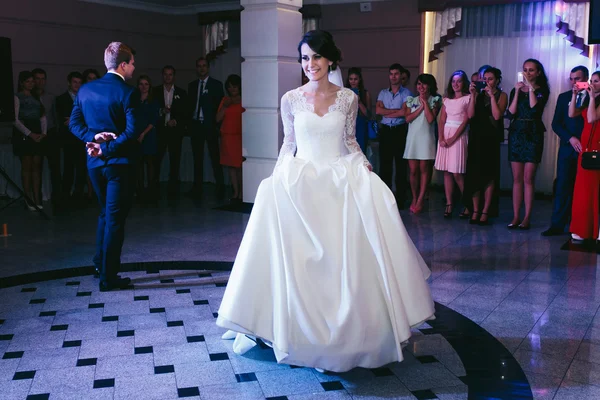 Belo conto de fadas recém-casado casal dançando — Fotografia de Stock