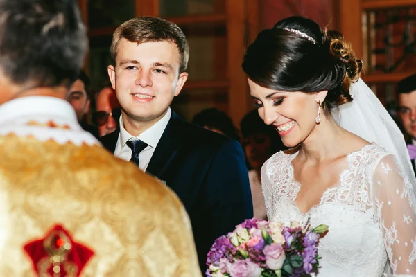 Noiva feliz e noivo na igreja cristã — Fotografia de Stock