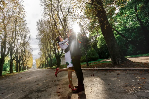 Bonito e elegante noivo e noiva — Fotografia de Stock