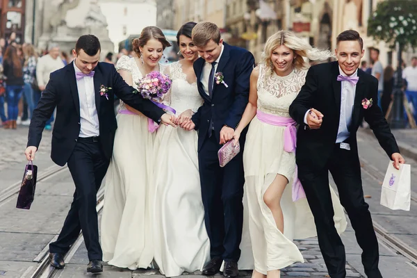 Diversão feliz recém-casados posando na rua — Fotografia de Stock