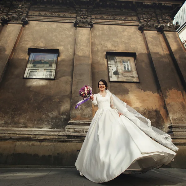 Splendida innocente sposa bruna — Foto Stock