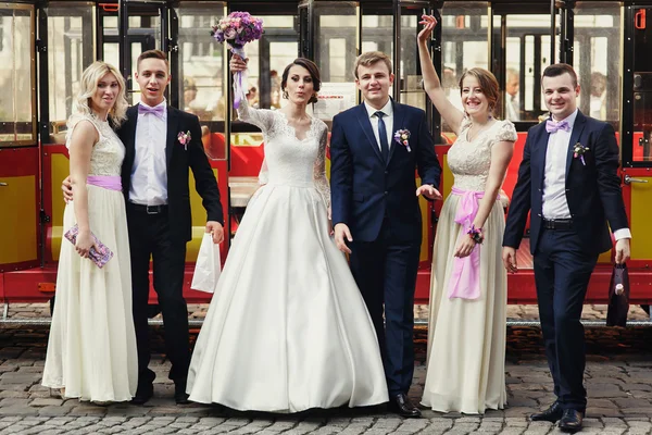 Diversão feliz recém-casados posando na rua — Fotografia de Stock