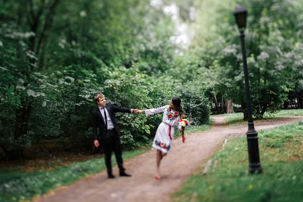 歩く幸せな新婚カップル — ストック写真
