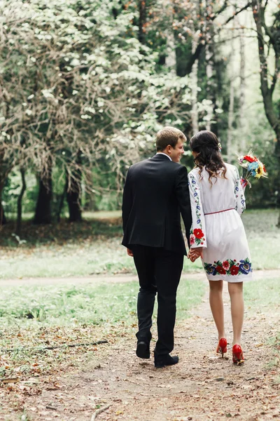 Feliz casal recém-casado andando — Fotografia de Stock
