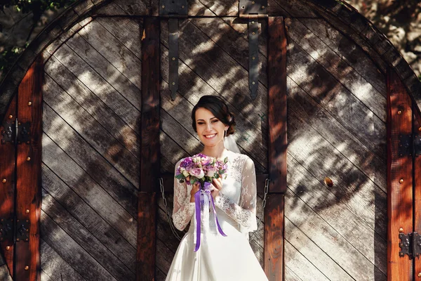 Bella sposa bruna in abito bianco — Foto Stock