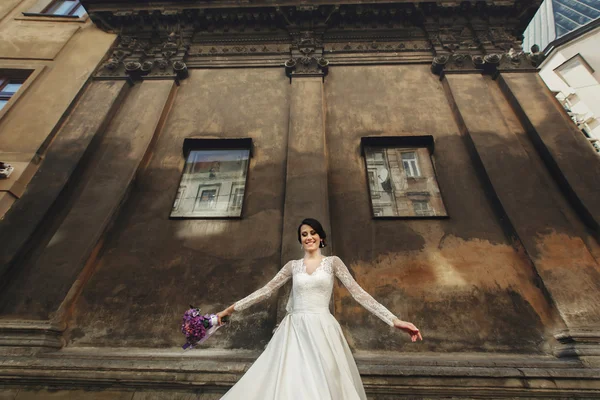 Великолепная невеста-брюнетка — стоковое фото