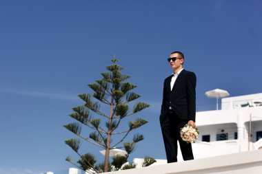 Siyah elbiseli yakışıklı emin damat