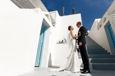 Yakışıklı damat ve mutlu esmer gelin