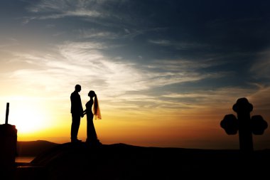 Yakışıklı damat ve güzel gelin poz