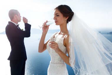 şampanya içmek yeni evli çift