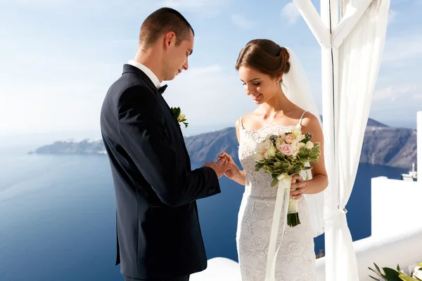 Boldog vőlegény és menyasszony, csere gyűrűk — Stock Fotó