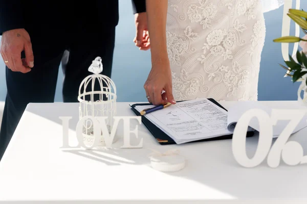 Feliz novia firma certificado de boda — Foto de Stock