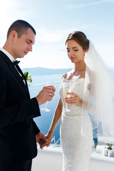 Casal recém-casado bebendo champanhe — Fotografia de Stock