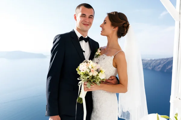 Glücklicher Bräutigam und Braut umarmen sich — Stockfoto