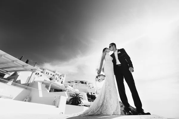 Casal bonito romântico beijando no terraço — Fotografia de Stock