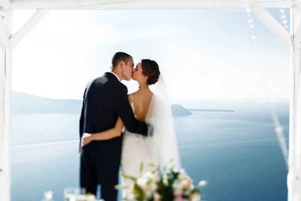 Casado recentemente marido e mulher beijando — Fotografia de Stock