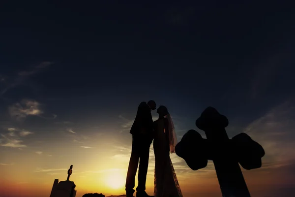 Bonito noivo e bela noiva beijando — Fotografia de Stock