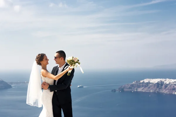 Casal bonito romântico abraçando no terraço — Fotografia de Stock