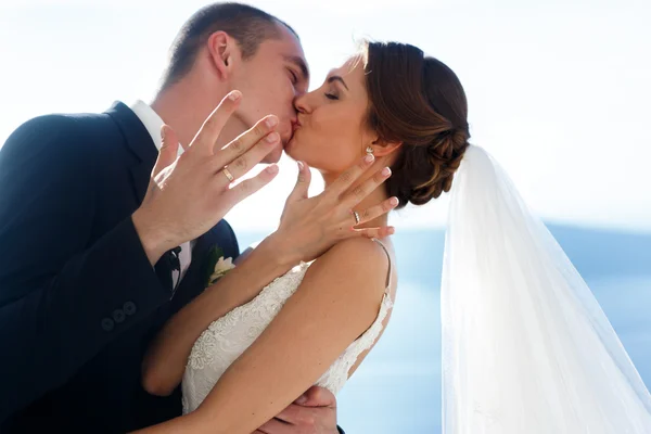 Recién casados marido y mujer besándose —  Fotos de Stock