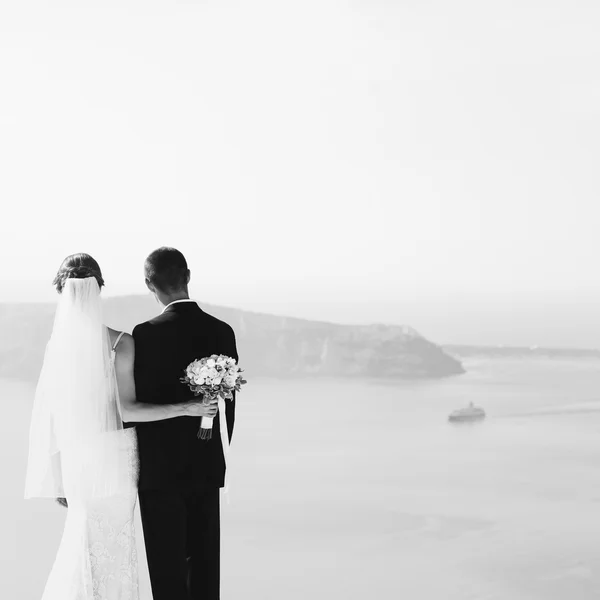 Casal bonito romântico abraçando no terraço — Fotografia de Stock