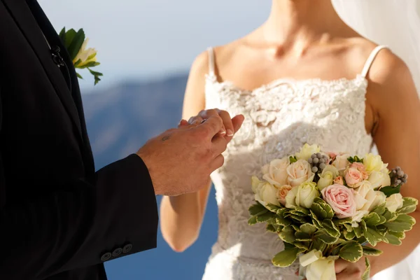 Feliz novio y novia intercambiando anillos —  Fotos de Stock