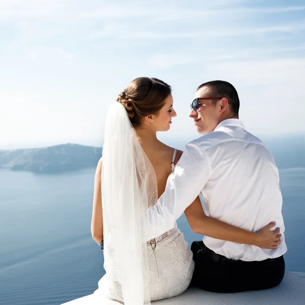 Felice coppia sposata baciare sulla terrazza — Foto Stock