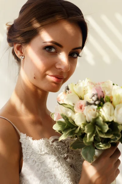 Sensuele sexy brunette bruid — Stockfoto