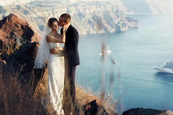 Braut und Bräutigam umarmen sich bei Sonnenuntergang — Stockfoto