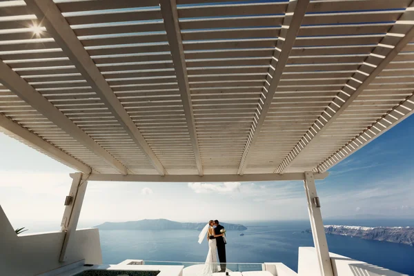 Romántica hermosa pareja besándose en la terraza — Foto de Stock