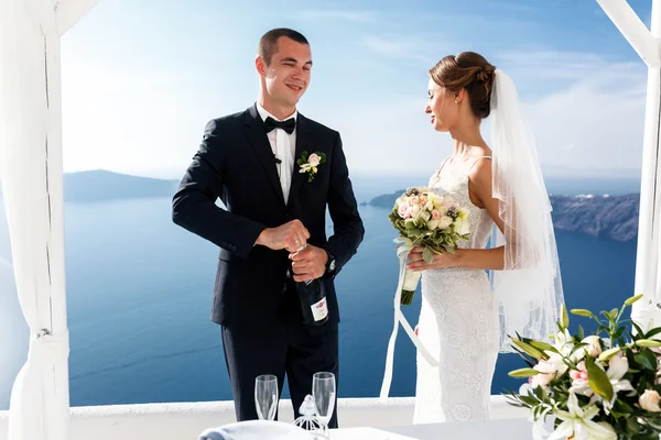 Bruid en bruidegom openen van champagne — Stockfoto